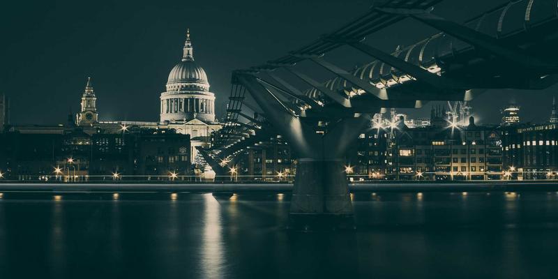 AI驱动未来网络：密集蜂窝网络中无线资源动态分配的工程实践与数据中心光纤网络演进